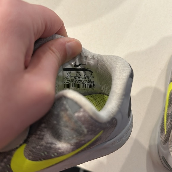 Toddler Nike sneakers size 5 - Picture 4 of 8